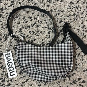 NWT BAGGU SMALL CRESCENT, B/W GINGHAM